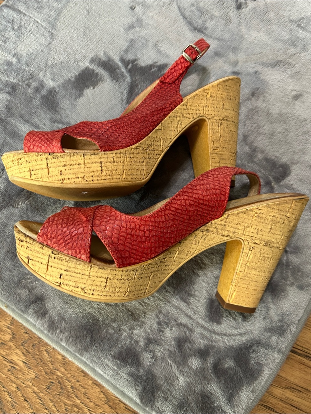 New Eric Michael Coral Red Textured leather Peep-Toe Slingback Platform Sandals - Picture 7 of 8